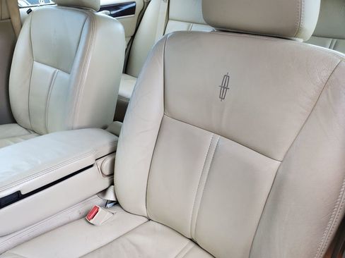 Used 2006 Lincoln Town Car Signature Limited image 19