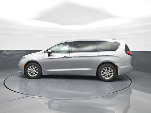 Used 2023 Chrysler Pacifica Touring-L FWD image 5