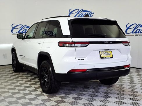 Used 2024 Jeep Grand Cherokee Laredo AWD/4WD image 2