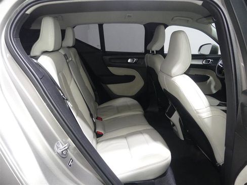 Used 2022 Volvo XC40 T5 Momentum image 29
