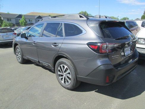 Used 2022 Subaru Outback Premium AWD/4WD image 3