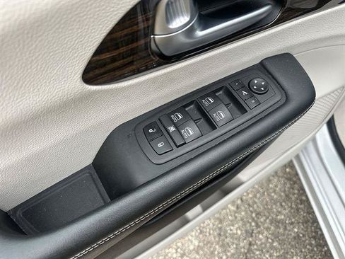 Used 2024 Chrysler Pacifica Limited FWD image 40