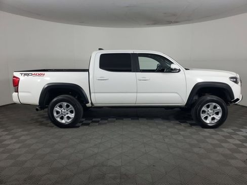 Used 2017 Toyota Tacoma SR image 3