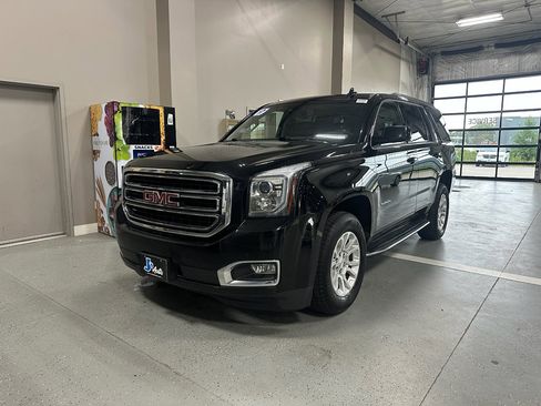 Used 2017 GMC Yukon SLT image 2