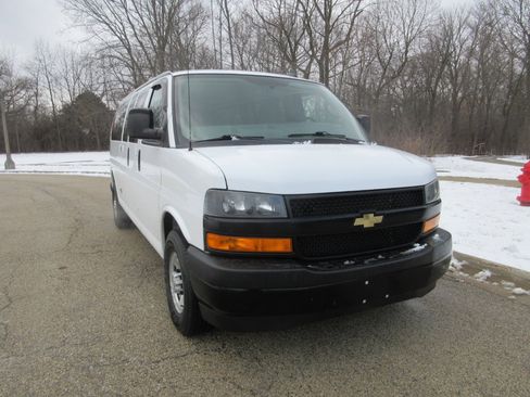 Used 2020 Chevrolet Express 2500 Extended image 17