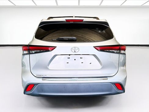 Used 2021 Toyota Highlander L FWD image 5
