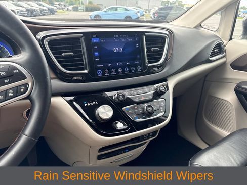 Used 2017 Chrysler Pacifica Touring-L Plus w/ Advanced Safetytec Group FWD image 20