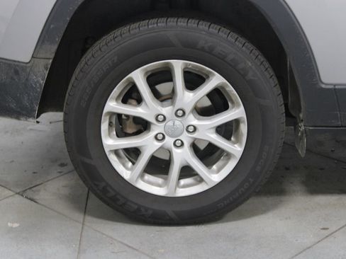 Used 2018 Jeep Cherokee Latitude image 12