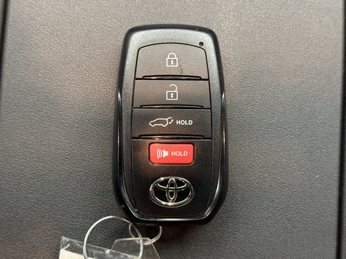Used 2024 Toyota Highlander LE FWD image 10