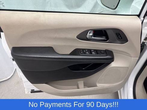 Used 2022 Chrysler Pacifica Touring-L FWD image 12