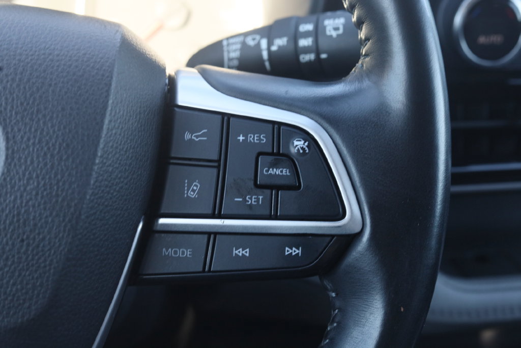Used 2022 Toyota Highlander LE AWD/4WD image 12