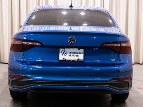 Used 2024 Volkswagen Jetta SE w/ Panoramic Sunroof Package image 4