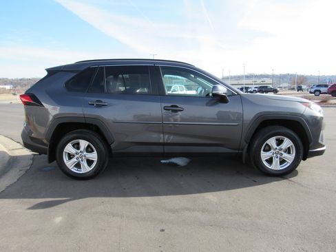 Used 2021 Toyota RAV4 XLE w/ XLE Grade Weather Package image 5