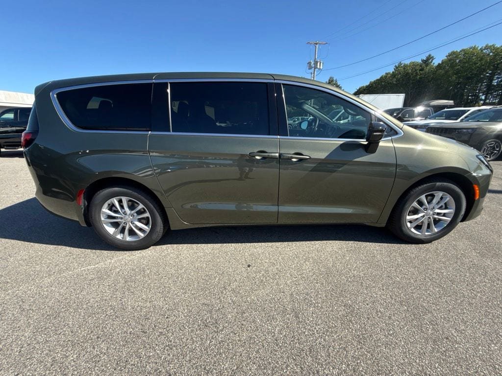 New 2027 Chrysler Pacifica Select FWD image 6