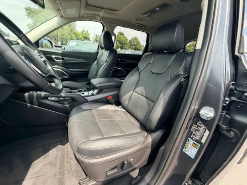 Used 2024 Kia Telluride EX w/ EX Captain's Chair Package AWD/4WD image 11