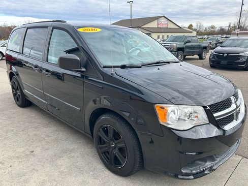 Used 2016 Dodge Grand Caravan SE image 3