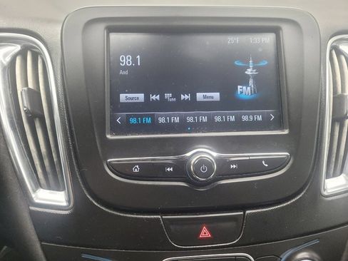 Used 2017 Chevrolet Malibu LT image 25