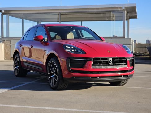 Certified 2025 Porsche Macan image 10