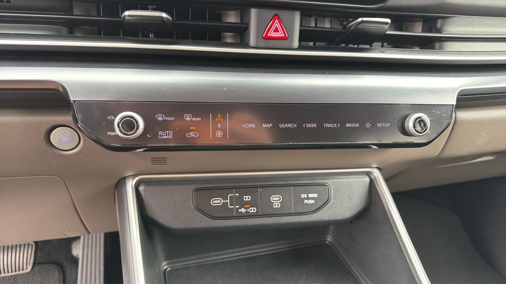 Used 2025 Kia Carnival FWD image 30