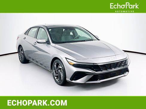 Used 2025 Hyundai Elantra SEL image 1