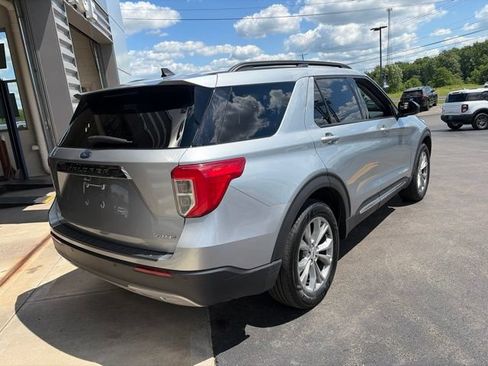 Used 2023 Ford Explorer XLT AWD/4WD image 3