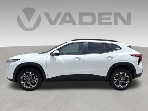 Used 2025 Chevrolet Trax LT FWD image 17
