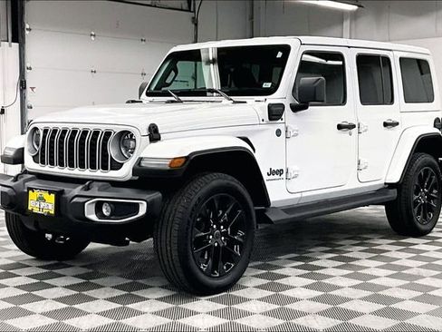 Used 2025 Jeep Wrangler Unlimited Sahara AWD/4WD image 13