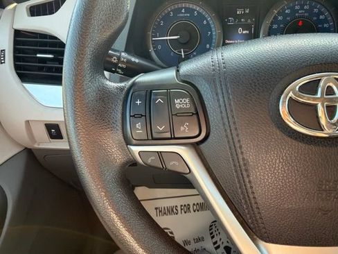 Used 2018 Toyota Sienna LE w/ Carpet Mat Package AWD/4WD image 36