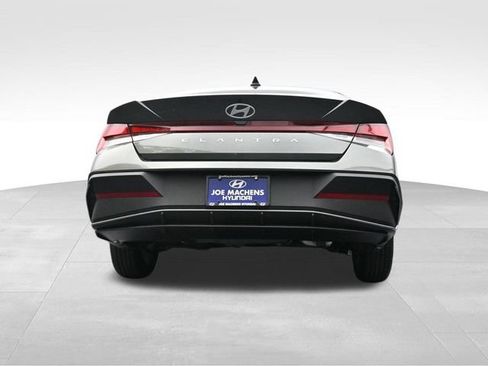 Used 2025 Hyundai Elantra SE FWD image 35