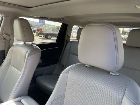 Used 2016 Toyota Highlander Limited image 18