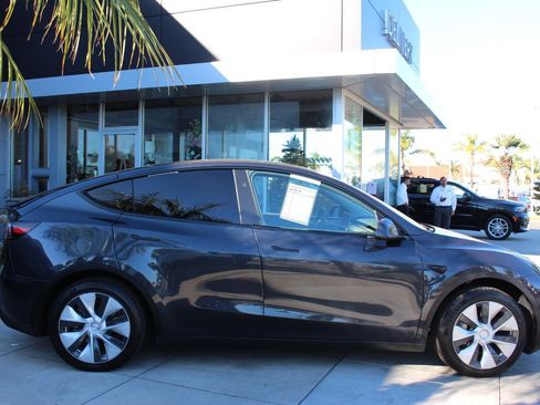 Used 2024 Tesla Model Y Long Range image 8