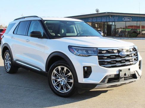 Used 2025 Ford Explorer Active w/ Active Comfort Package image 2