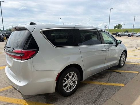 Certified 2024 Chrysler Pacifica Touring-L FWD image 7
