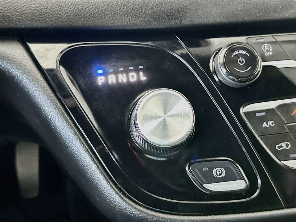 Used 2025 Chrysler Pacifica Select FWD image 16