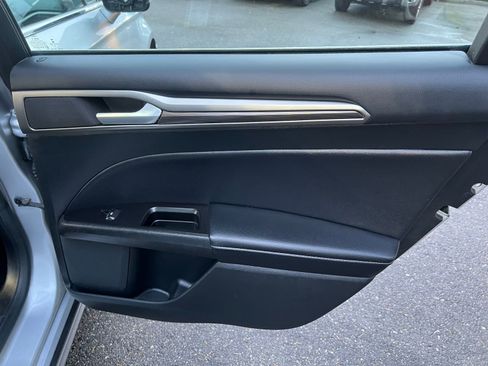 Used 2017 Ford Fusion SE image 25