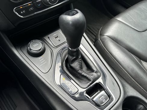 Used 2019 Jeep Cherokee Latitude Plus AWD/4WD image 25