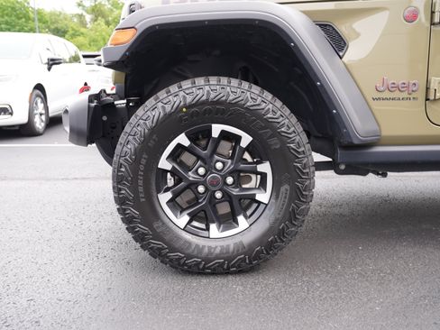 Used 2025 Jeep Wrangler Unlimited Rubicon AWD/4WD image 13