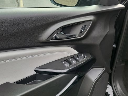 Used 2025 Chevrolet Trax LT FWD image 23