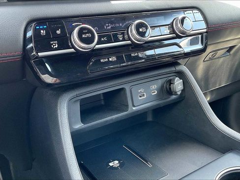 Used 2025 Honda Pilot Black Edition image 60