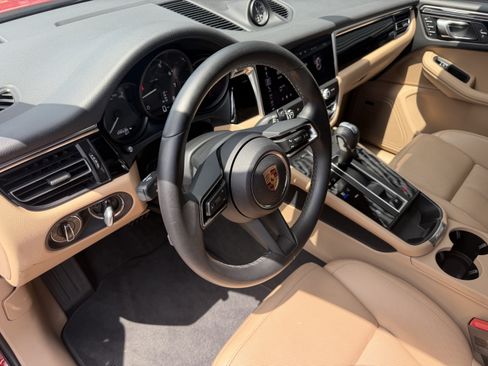 Certified 2024 Porsche Macan AWD/4WD image 4