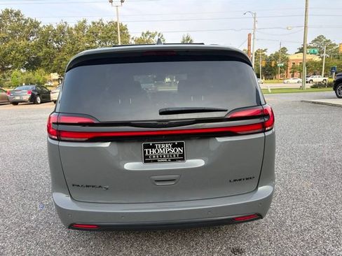 Used 2025 Chrysler Pacifica Limited FWD image 6