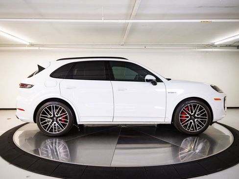 Certified 2025 Porsche Cayenne Turbo AWD/4WD image 8