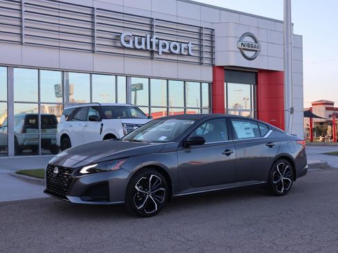 Used 2025 Nissan Altima 2.5 SR w/ SR Premium Package image 2