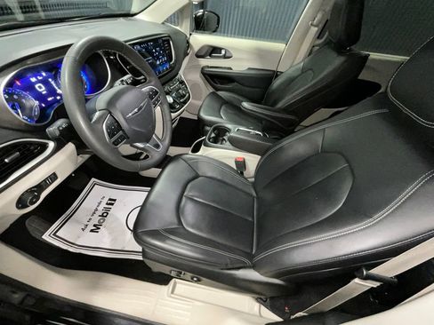 Used 2024 Chrysler Pacifica Touring-L image 33