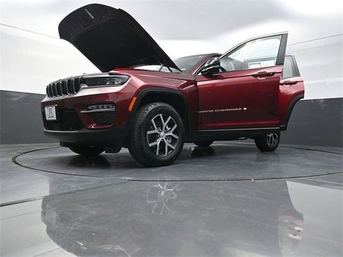 Used 2024 Jeep Grand Cherokee Limited w/ Luxury Tech Group II image 27