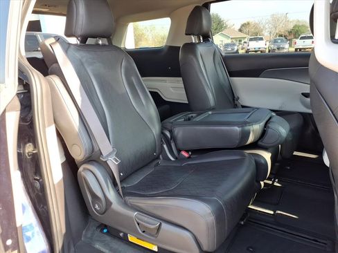 Used 2023 Kia Carnival LX image 13