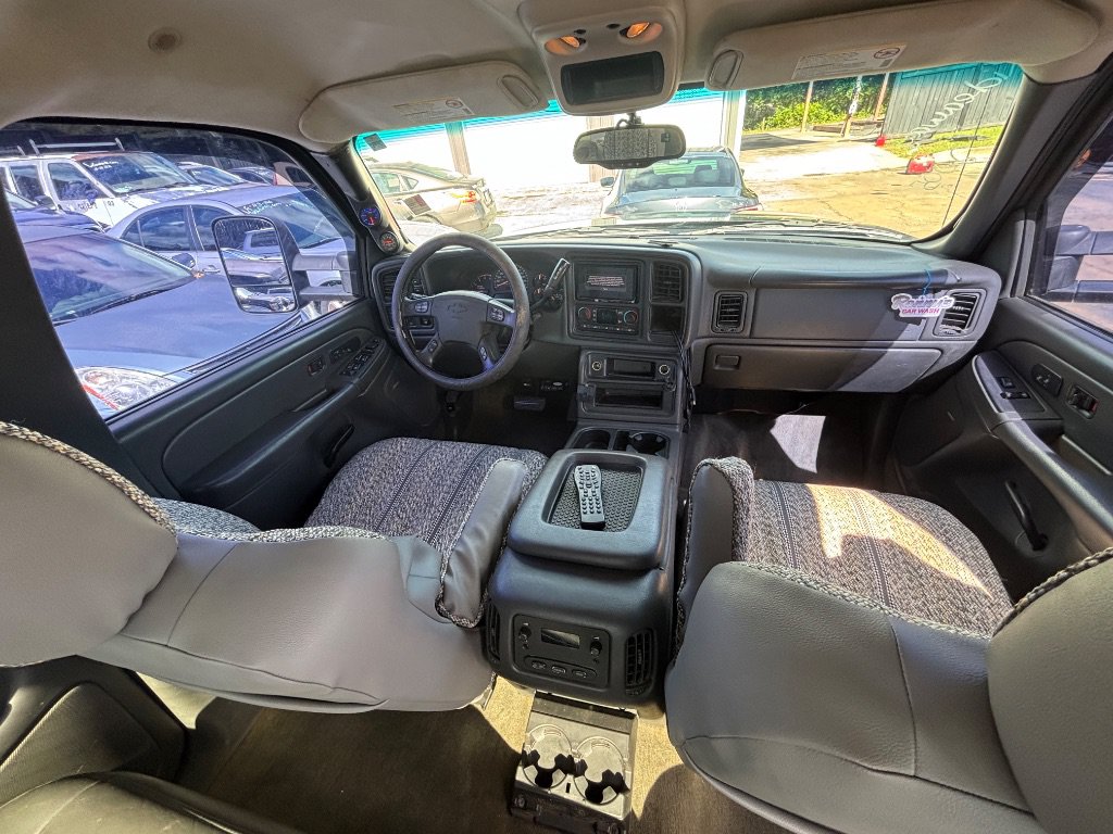 Used 2005 Chevrolet Silverado 2500 LT w/ Heavy-Duty Power Package AWD/4WD image 4