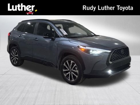 Used 2025 Toyota Corolla Cross XLE image 1