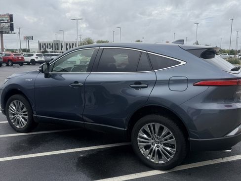 Used 2021 Toyota Venza Limited w/ Carpet Mat Package (TMS) image 3