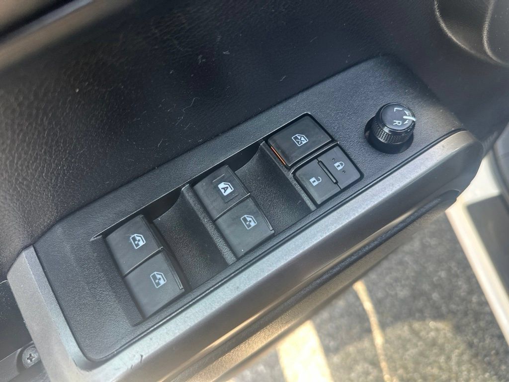 Used 2019 Toyota Tacoma SR5 AWD/4WD image 16